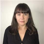 Profesora de filosofía dicta clases de la materia para estudiantes secundarios